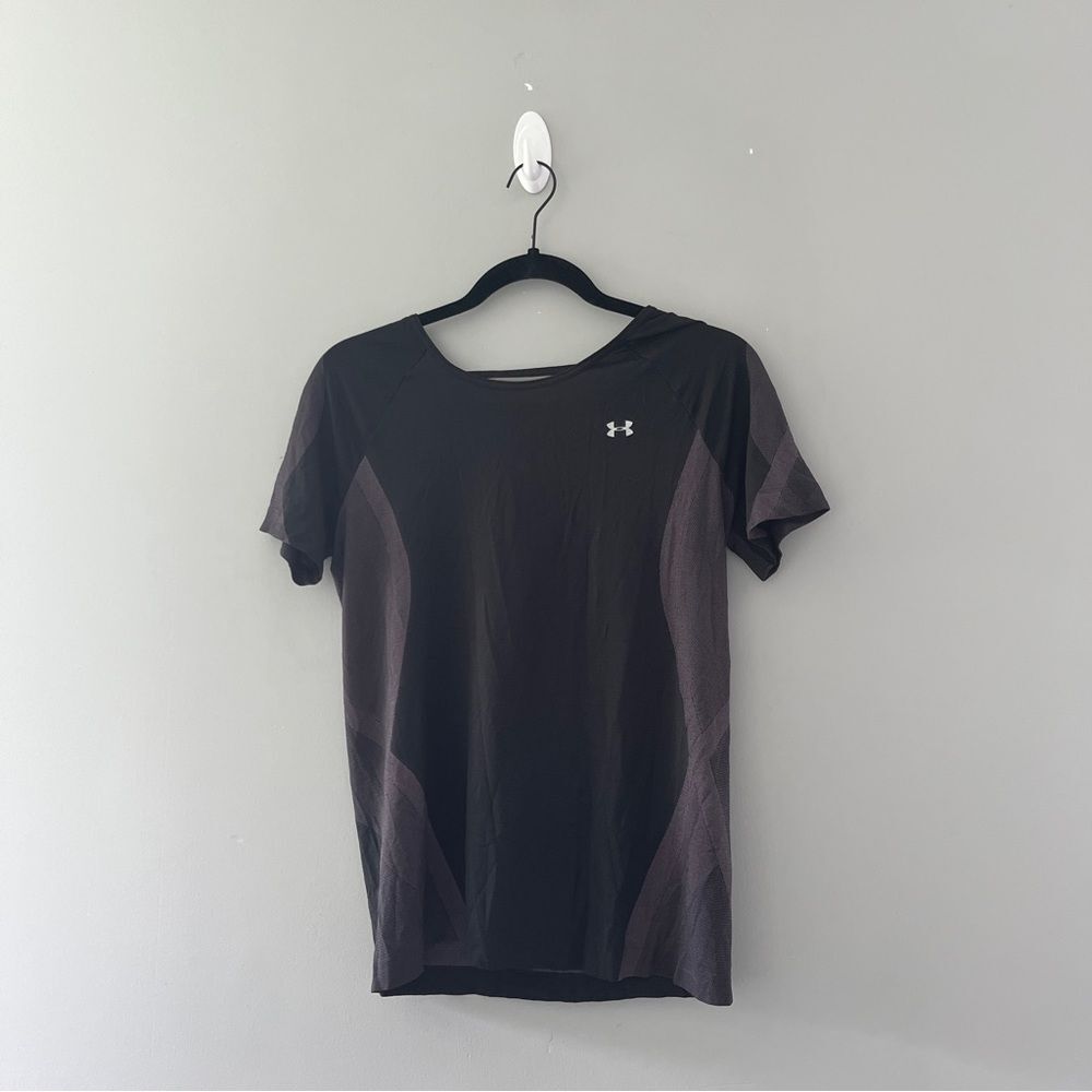 Under Armour UA short sleeve athletic shirt black purple knit size medium